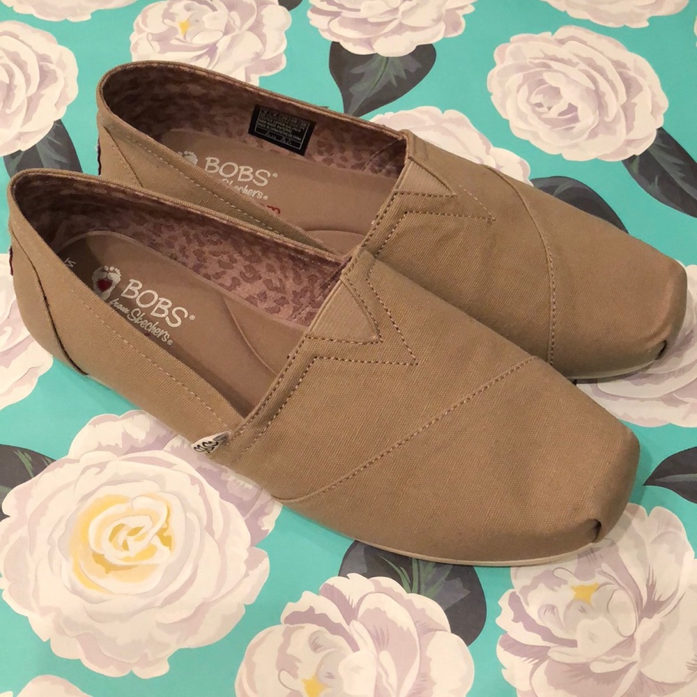 NWOT // BOBS for Dogs by Skechers // Tan // Size 9